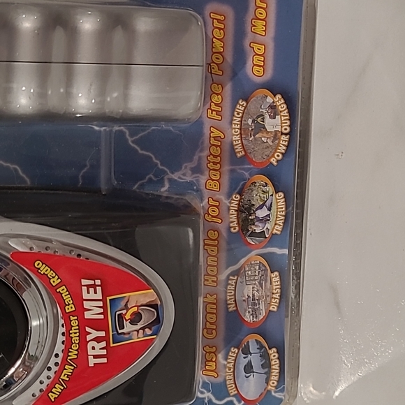 Emergency radio/ flashlight - Picture 3 of 5